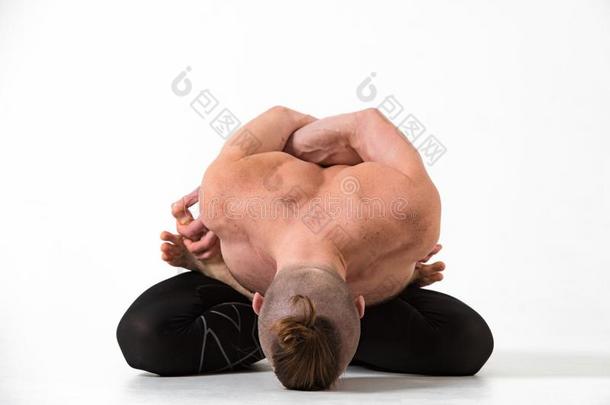 瑜伽观念.有阅历的瑜伽男人开业的瑜伽向白色的弧点元