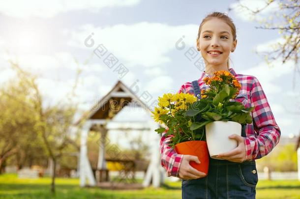 积极的美好的女孩起立采用指已提到的人花园