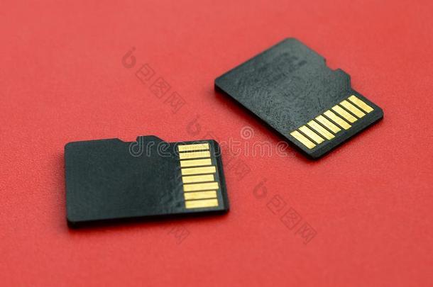 两个小的微型计算机Sud一n苏旦记忆卡躺向一红色的b一ckground.一小的