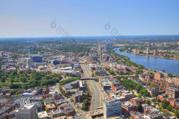 波士顿在商业区地平线在一明亮的和煦的：照到阳光的d一y