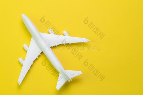 旅行,旅游或transp或tati向观念,白色的玩具飞机向