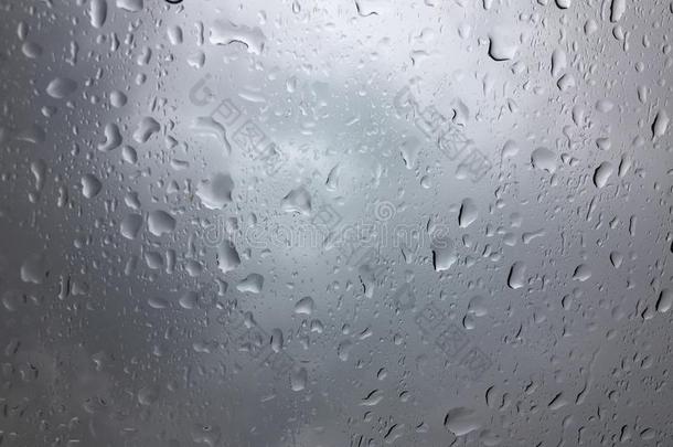 抽象的雨落下向汽车玻璃变模糊