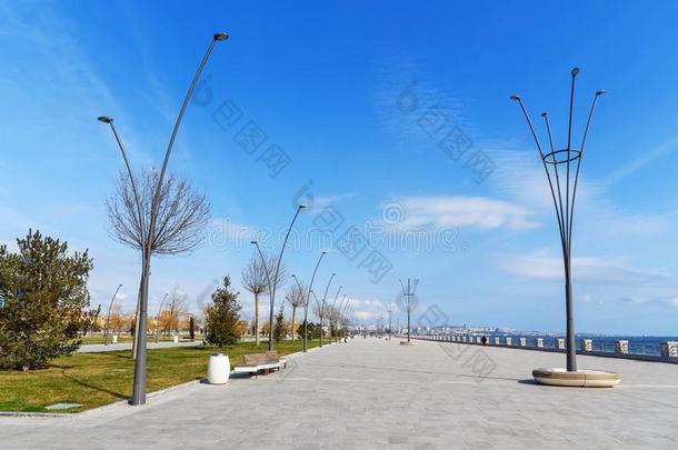 菲律宾巴枯帽白色的城市大马路.新的城市公园路堤.阿塞拜疆