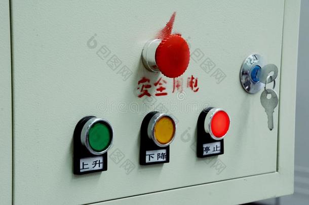 仪表板和红色的,<strong>黄色</strong>的和绿色的<strong>按钮</strong>和恐慌<strong>按钮</strong>