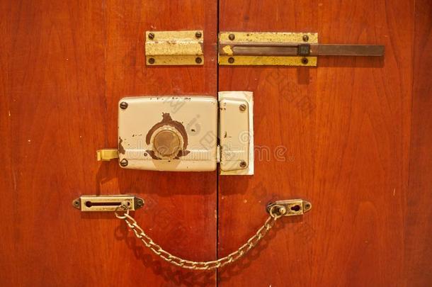 老年的酿酒的门头发向一木制的门和链子一nd安全