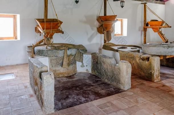 潮水的磨坊谷物加料斗和磨坊石头,阿尔加维征服),葡萄牙.