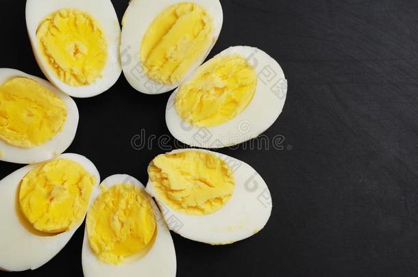 困难的一半的喝醉的卵,刨切的采用一学期食物组成部分准备