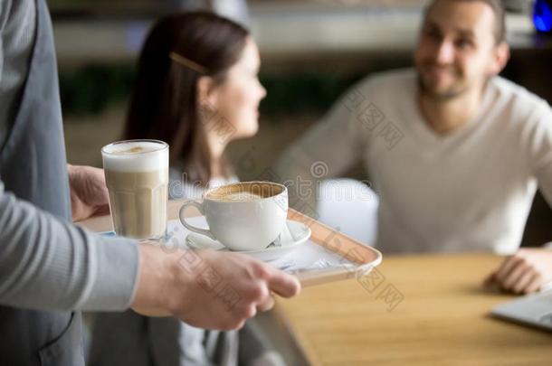 女服务员服务卡普契诺咖啡和拿铁咖啡向对采用咖啡馆,特写镜头