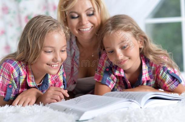 母亲和两个值得崇拜的孪生儿之<strong>一做</strong>家庭作业