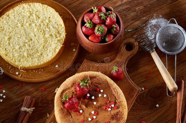 美味的蛋糕和新鲜的有机的草莓和厨房餐具