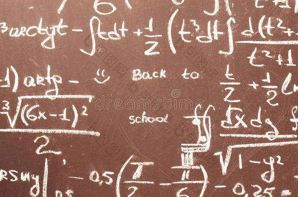 背向学校背景和数学公式是书面的在旁边极少的量