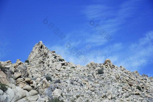 先锋城美国加州多岩石的山在高的正午