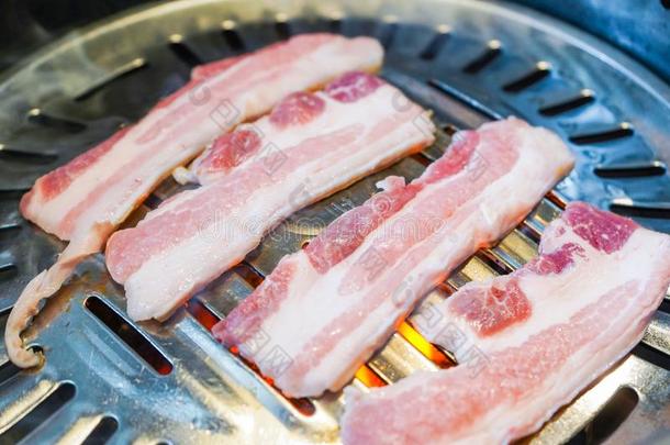 烤的猪肉肚子朝鲜人户外烧烤