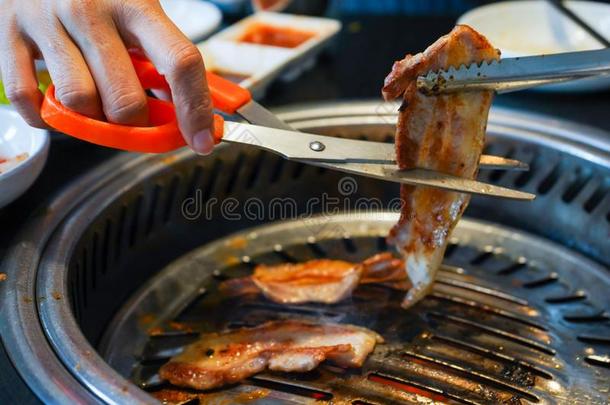 烤的猪肉肚子朝鲜人户外烧烤
