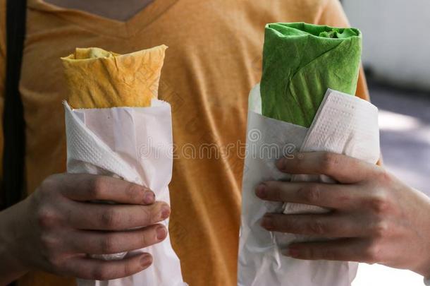 沙拉三明治和蔬菜亚美尼亚式面<strong>包包</strong>杯子向两个一件