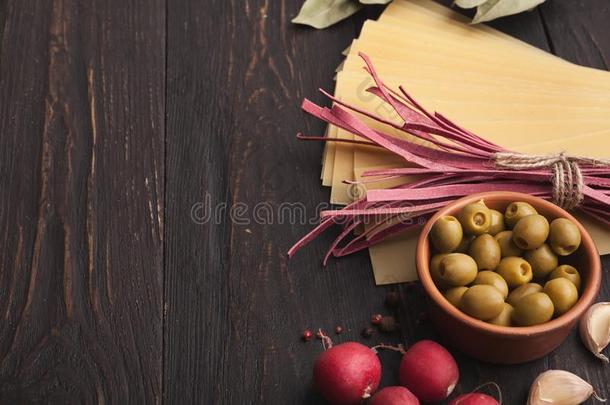 红色的意大利人面团和烹饪术组成部分向木制的表