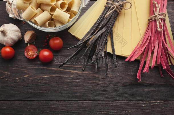 红色的意大利人面团和烹饪术组成部分向木制的表