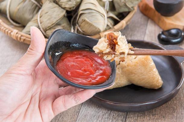 一男人是（be的三单形式出行向吃粽子或稻饺子向Drag向小船festival节日