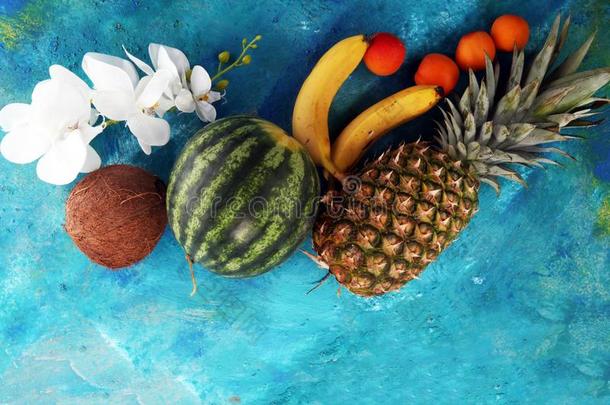 热带的成果背景和菠萝,香蕉,椰子和wickets三柱门