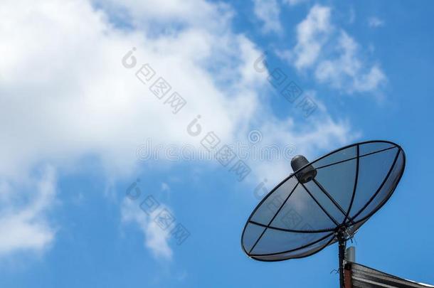 卫星盘缆绳向屋顶和蓝色天和det.一些云.
