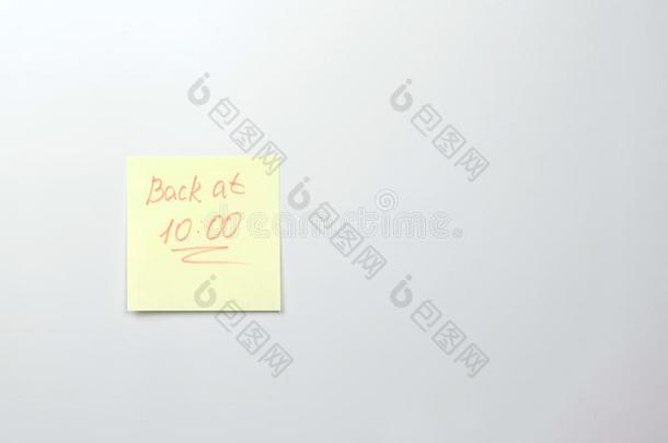 黄色的张贴物纸纸和字背在10向一白色的bo一r