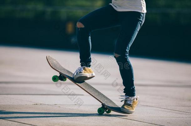 滑板运动员滑板运动在城市