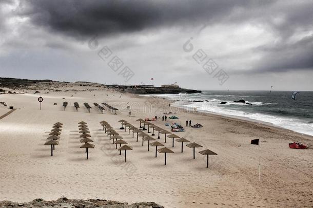 <strong>金秋</strong>海滩在下面多云的天采用葡萄牙