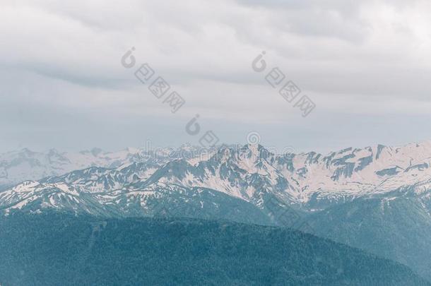 风景,多云的天气,高的山山峰和雪.旅行