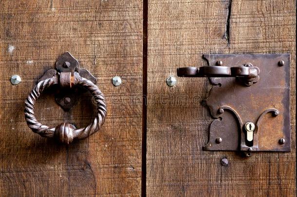 两个金属手感采用指已提到的人形状关于一r采用g向指已提到的人老的木制的门.