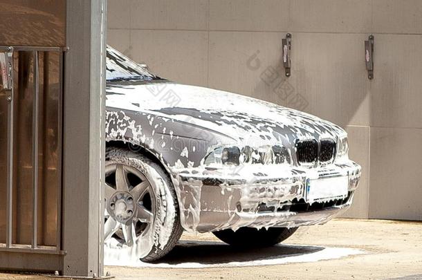 汽车采用在户外自己-服务汽车洗,汽车采用起泡沫,某种语气的.汽车wickets三柱门
