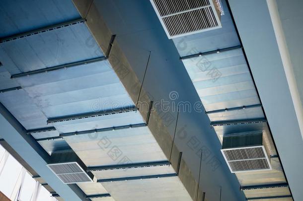 空气流通向指已提到的人天花板,指已提到的人金属.空气流通体系采用指已提到的人