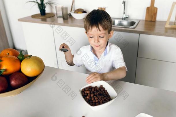 漂亮的小的男孩吃干的干燥的早餐家厨房