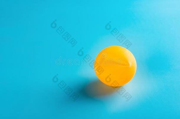 一凹痕乒乓球球向蓝色