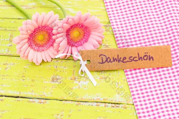 卡片和粉红色的花装饰和德国的单词,<strong>谢谢</strong>。,英语字母表的第13个字母