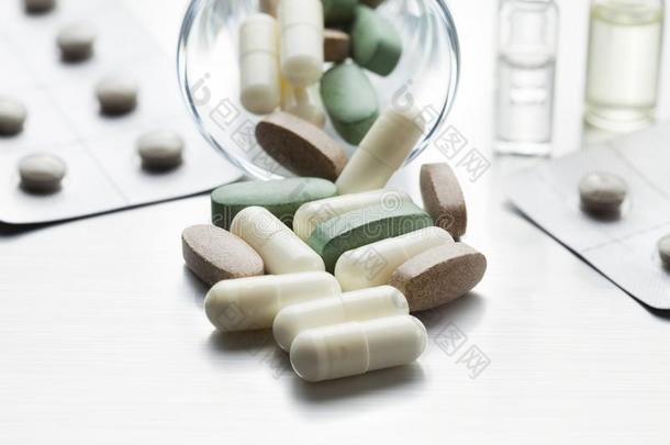 剂量关于药-各种各样的医学的药片和胶囊