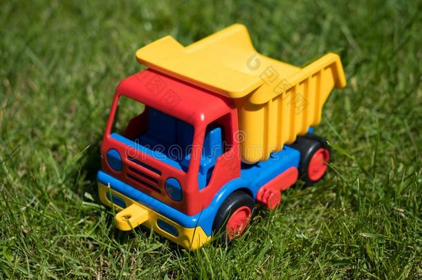 玩具货车模型向草地-垃圾倾倒车汽车
