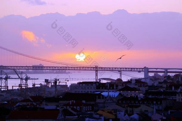 里斯本城市中心和25demand需要阿布里尔桥在日落.葡萄牙