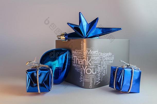 灰色的赠品盒和文本和蓝色装饰向灰色的背景