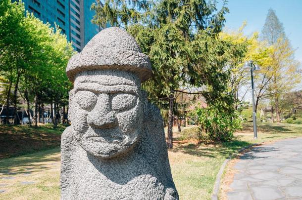 田野哈鲁邦,祖父石头雕像采用朝鲜