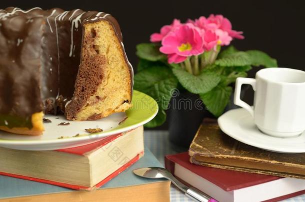 巧克力古格尔胡普夫老的书粉红色的花杯子勺