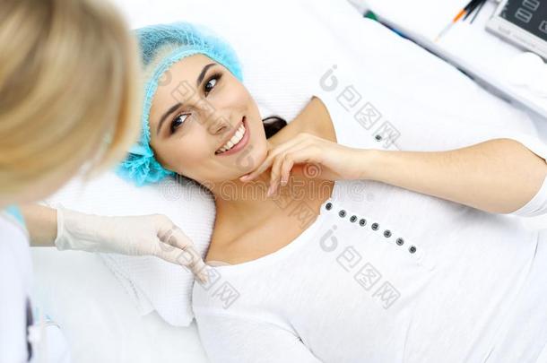 专业的美容师是（be的三单形式做化妆品程序在光medicine医学
