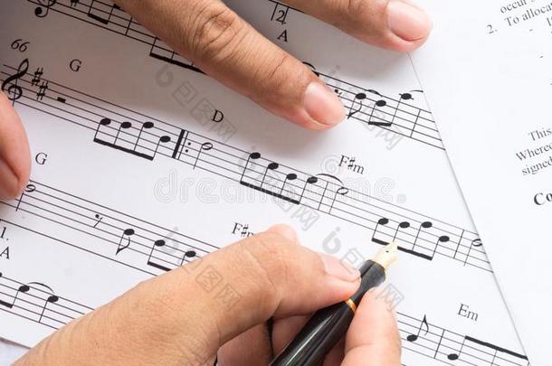 歌曲作曲家工作的向音乐笔记纸