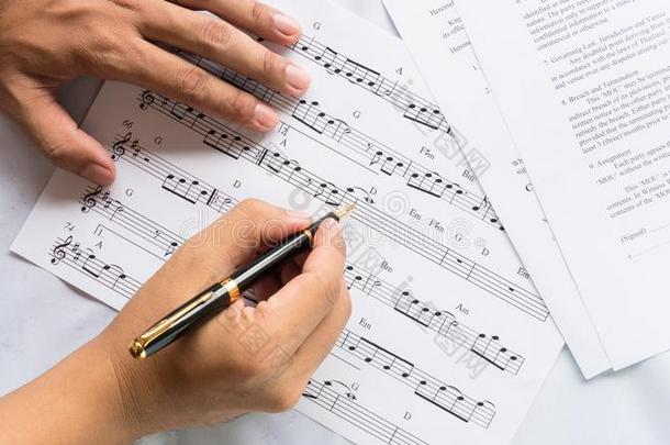 歌曲作曲家工作的向音乐笔记纸