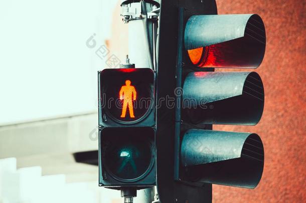 红色的交通和步行者人行横道光.