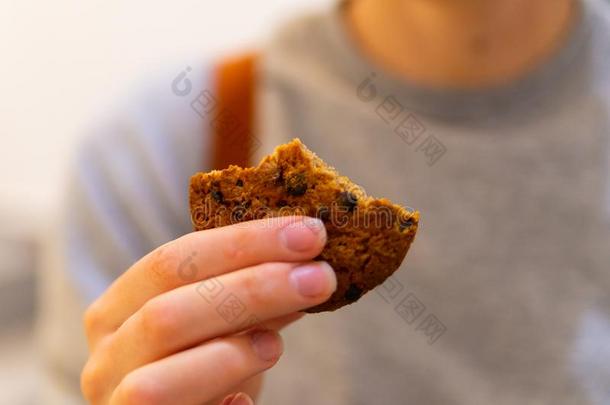 燕麦饼干和巧克力一件采用女人手