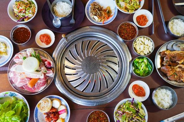 猪肉朝鲜人方式和蔬菜为户外烧烤
