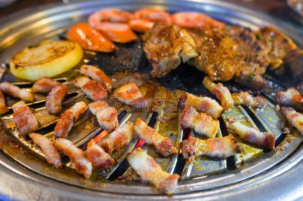 烤的猪肉肚子朝鲜人烤架