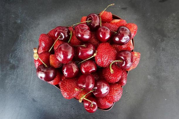 新鲜的红色的成熟的草莓和樱桃心合适的向黑莓