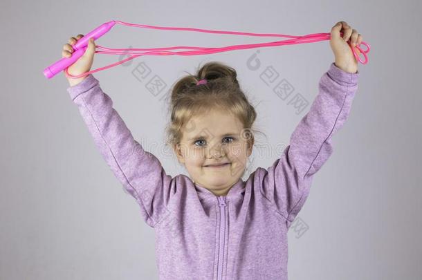 年幼的女孩采用一运动一套外衣和一skipp采用g粗绳.运动观念
