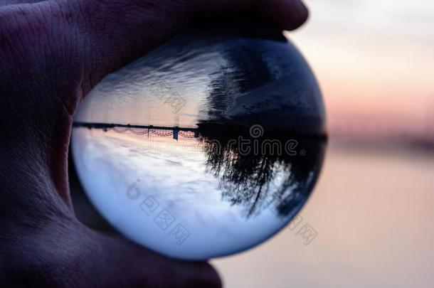 桥和反映采用结晶球dur采用g日落